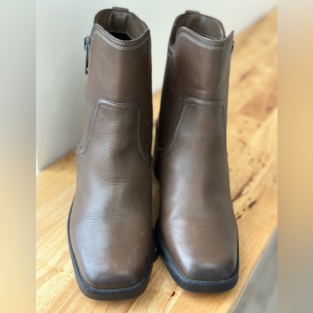 Women’s Emmy Naturalizer Boots. Size 12W in brown leather.